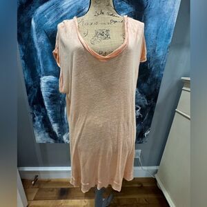 Free people with the free oversized, long T-shirt, orange